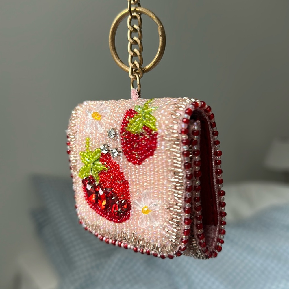Beaded earbud case